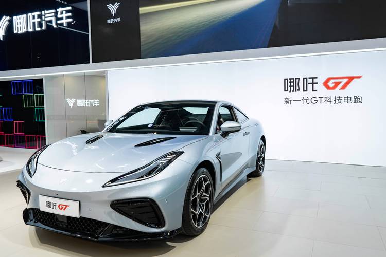 深圳76哪吒汽车在智能汽车领域的表现，领途汽车在新能源汽车市场中的影响力